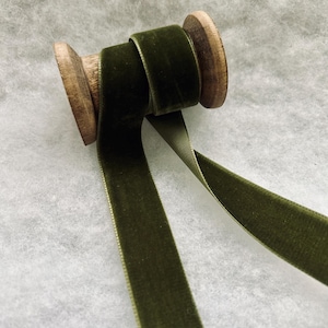 Berisfords donker olijfgroen luxe fluwelen lint Keuze uit 9 mm 16 mm 22 mm 36 mm 50 mm breedtes Perfect voor knutselen, naaien en cadeaus inpakken
