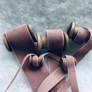 Berisfords koloniale roze roze luxe fluwelen lint Keuze uit 9 mm 16 mm 22 mm 36 mm 50 mm breedtes Perfect voor knutselen, naaien en cadeauverpakking