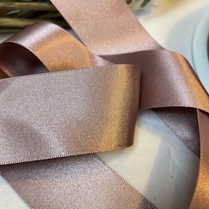 Fita de cetim dupla face Berisfords Shade 9797 Lilás Mist. Escolha o comprimento e a largura. Qualidade premium, ecologicamente correta, reciclada e fabricada no Reino Unido.