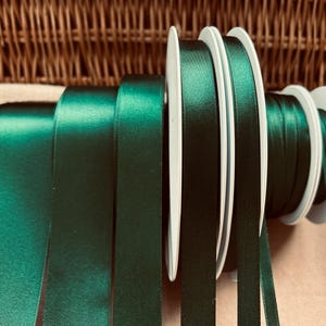 Berisfords Shade 969 bosgroen dubbelzijdig satijnen lint. Kies lengte en breedte Premiumkwaliteit MILIEUVRIENDELIJK GERECYCLED Gemaakt in het Verenigd Koninkrijk.