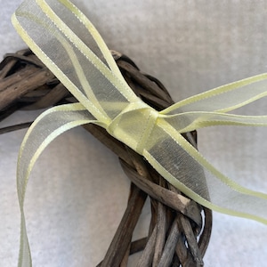 Hermosa cinta de organza con borde de satén color limón. Ideal para bodas, envoltura de regalos y arreglos florales.