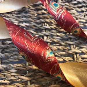 Nastro di raso di lusso in piuma di pavone rosso ruggine di Berisfords. Perfetto per biglietti, confezioni regalo, decorazioni da tavola...