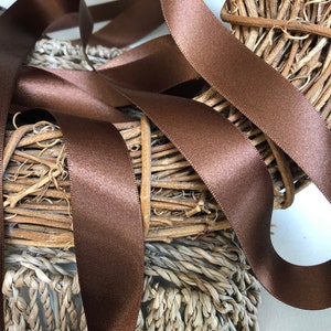 Ruban satiné double face Berisfords, teinte 25 marron foncé. RECYCLAGE ÉCOLOGIQUE. Choisissez la longueur et la largeur.  Qualité supérieure fabriqué au Royaume-Uni