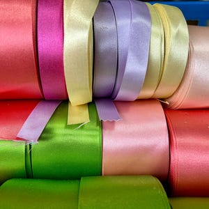 BERISFORDS FABRIEKSOPRUIMING 20 meter rollen dubbelzijdig satijnen lint enigszins imperfect Gemaakt in het Verenigd Koninkrijk