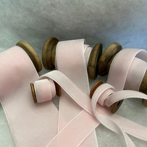 Berisfords Pale Pink Luxus Samtband Auswahl von 9 mm 16 mm 22 mm 36 mm 50 mm Breiten Perfekt zum Basteln, Nähen, Geschenkverpackung