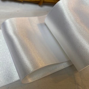 Berisfords Extra breites 70 MM Schatten 1 Weißes doppelseitiges Satinband. Premium-Qualität, UMWELTFREUNDLICH RECYCLING Hergestellt in Großbritannien.