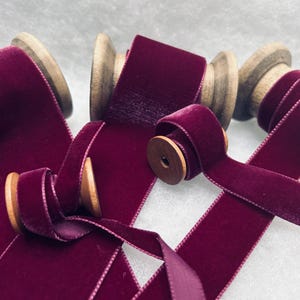Berisfords bordeauxrood luxe fluwelen lint Keuze uit 9 mm 16 mm 22 mm 36 mm 50 mm breedtes Perfect voor knutselen, naaien en cadeauverpakking
