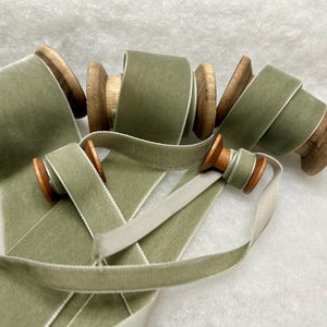 Berisfords kakigroen luxe fluwelen lint Keuze uit 9 mm 16 mm 22 mm 36 mm breedte Perfect voor knutselen, naaien en cadeauverpakking