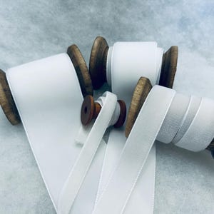 Berisfords wit luxe fluwelen lint Keuze uit 9 mm 16 mm 22 mm 36 mm 50 mm breedtes Perfect voor knutselen, naaien en cadeaus inpakken