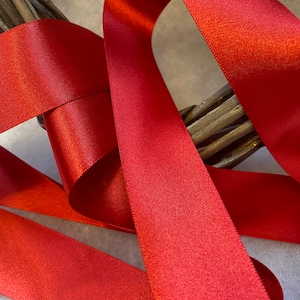 Ruban satiné double face rouge Berisfords, teinte 15. Choisissez la longueur et la largeur. Fabriqué au Royaume-Uni Qualité supérieure RECYCLAGE RESPECTUEUX DE L'ÉCO