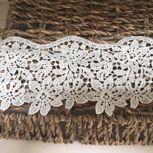 Meraviglioso pizzo con bordo a fiori in guipure color crema da 3"/7,5 cm. Artigianato/spose/cucito. Prezzo al metro.