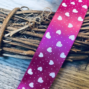 Fita de cetim simples com estampa de coração rosa-choque e branco de 25 mm. Embrulhos para presente, costura e artesanato.