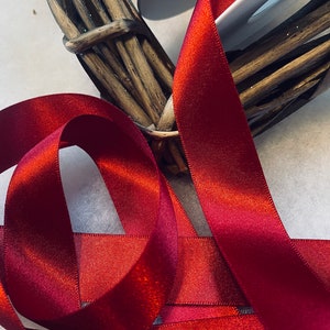 Berisfords Shade 908 Scarlet Berry Red dubbelzijdig satijnen lint MILIEUVRIENDELIJK GERECYCLED Kies lengte en breedte Gemaakt in het Verenigd Koninkrijk