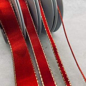 Double ruban de satin rouge Berisfords avec bordures dorées 3 mm 7 mm 15 mm ou 25 mm de large Idéal pour les travaux manuels, l'emballage cadeau