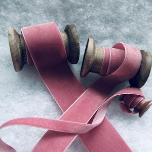Ruban de velours de luxe Berisfords rose pâle au choix : 9 mm 16 mm 22 mm 36 mm 50 mm de largeur, parfait pour les travaux manuels, la couture et l'emballage cadeau