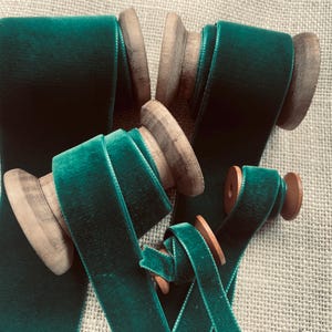 Berisfords ボトルグリーンの高級ベルベットリボン。幅は 9 mm、16 mm、22 mm、36 mm、50 mm からお選びいただけます。工芸品、裁縫、ギフトラッピングに最適です。
