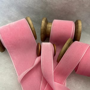 Berisfords ROZE ROZE luxe fluwelen lint Keuze uit 9 mm 16 mm 22 mm 36 mm 50 mm breedtes Perfect voor knutselen, naaien en cadeauverpakking