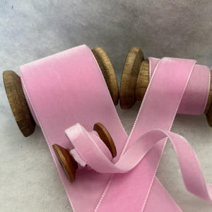 Berisfords babyroze luxe fluwelen lint Keuze uit 9 mm 16 mm 22 mm 36 mm 50 mm breedtes Perfect voor knutselen, naaien en cadeaus inpakken