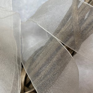Berisfords 40 mm bruidswit [ivoor] supertransparant organzalint. Bruiloft, Cadeaupapier, Bloemschikken
