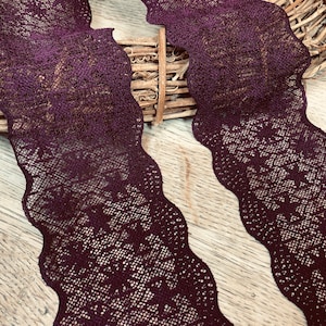 Bordure en dentelle plate extensible à motif fleur étoilée prune de 7 cm de profondeur. Parfaite pour la confection de robes, la lingerie, la couture, les travaux manuels...