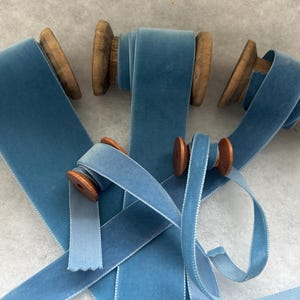 Berisfords Dusky Blue Luxus Samtband Auswahl von 9 mm 16 mm 22 mm 36 mm 50 mm Breiten Perfekt zum Basteln, Nähen, Geschenkverpackung