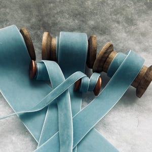 Ruban velours de luxe Berisfords Blue Note au choix : largeurs 9 mm 16 mm 22 mm 36 mm 50 mm Idéal pour le bricolage, la couture et l'emballage cadeau