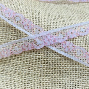Renda estreita e plana com guarnição branca e rosa, design floral muito bonito, 12 mm de largura, perfeita para projetos de artesanato e costura