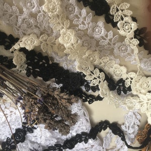 Grazioso e delicato pizzo guipure con fiore di rosa da 12 mm/1/2". Disponibile in bianco, nero, crema e rosa cipria. Scelta di lunghezze.