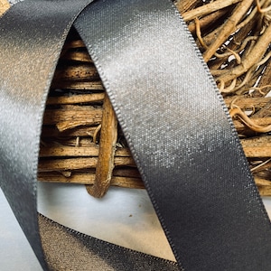 Berisfords Shade 669 Smoked Grey dubbelzijdig satijnlint Kies lengte en breedte Premium kwaliteit MILIEUVRIENDELIJK