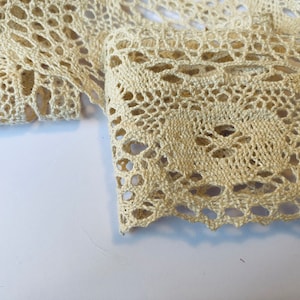 Bordure en dentelle de style crochet crème de 63 mm de profondeur, prix au mètre, design vintage parfait pour la couture et les travaux manuels