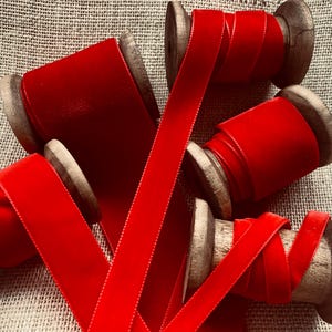 Ruban velours de luxe rouge Berisfords au choix : 9 mm 16 mm 22 mm 36 mm 50 mm de largeur, parfait pour les travaux manuels, la couture et l'emballage cadeau