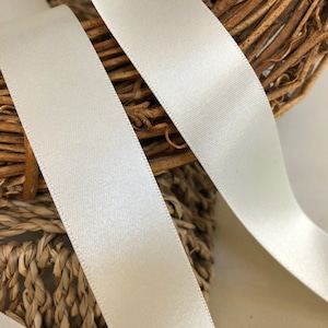 Blanc nuptiale Berisfords, nuance 419 [IVOIRE] Ruban satiné double face de qualité supérieure RECYCLÉ RESPECTUEUX DE L'environnement Choix de largeurs Fabriqué au Royaume-Uni.