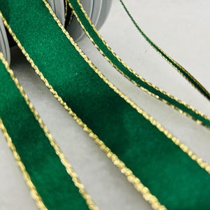 Double ruban de satin Berisfords vert forêt avec bordure dorée 3 mm 7 mm 15 mm ou 25 mm de large Idéal pour les travaux manuels, l'emballage cadeau