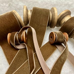 Berisfords Coffee luxe fluwelen lint Keuze uit 9 mm 16 mm 22 mm 36 mm breedte Perfect voor knutselen, naaien en cadeauverpakking