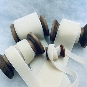 Berisfords Winter Weiß Luxus Samtband Auswahl von 9 mm 16 mm 22 mm 36 mm Breiten Perfekt zum Basteln, Nähen, Geschenkverpackung