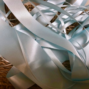 Berisfords Premium-Qualität Shade 3 Sky Blue Double Faced Satin Band. Wählen Sie Länge und Breite