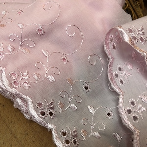 Bordure en dentelle brodée anglaise plate rose pâle 100 mm de largeur, qualité supérieure, parfaite pour toutes les coutures et travaux manuels