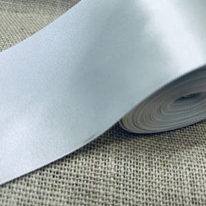 LIQUIDACIÓN DE FÁBRICA BERISFORDS Cinta de satén blanca de doble cara de 70 mm Rechazos de fábrica Fabricada en el Reino Unido