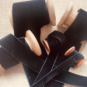 Berisfords zwart luxe fluwelen lint Keuze uit 9 mm 16 mm 22 mm 36 mm 50 mm breedtes Perfect voor knutselen, naaien en cadeaus inpakken