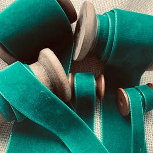 Berisfords smaragdgroen luxe fluwelen lint Keuze uit 9 mm 16 mm 22 mm 36 mm 50 mm breedte Perfect voor knutselen, naaien en cadeauverpakking