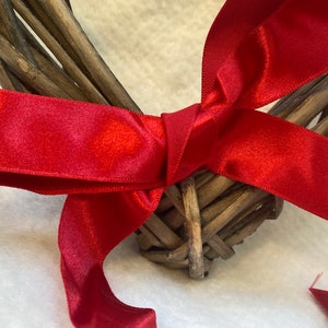 SPECIALE AANBIEDING Berisfords 25 mm rood enkelzijdig satijnlint. Perfect voor knutselen. Alleen beschikbaar zolang de voorraad strekt