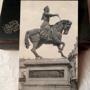 Carte religieuse Jeanne d'Arc vintage français, carte Sainte catholique statue Jeanne d'Arc à cheval à Orléans, Histoire de France