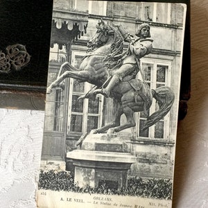 Carte Sainte Jeanne d'Arc vintage français, carte postale ancienne statue Ste Jeanne Arc à cheval à Orléans, Histoire de France, collection