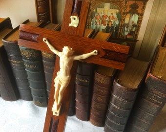 Crucifix mural en bois de noyer avec Christ en m/étal 17 cm