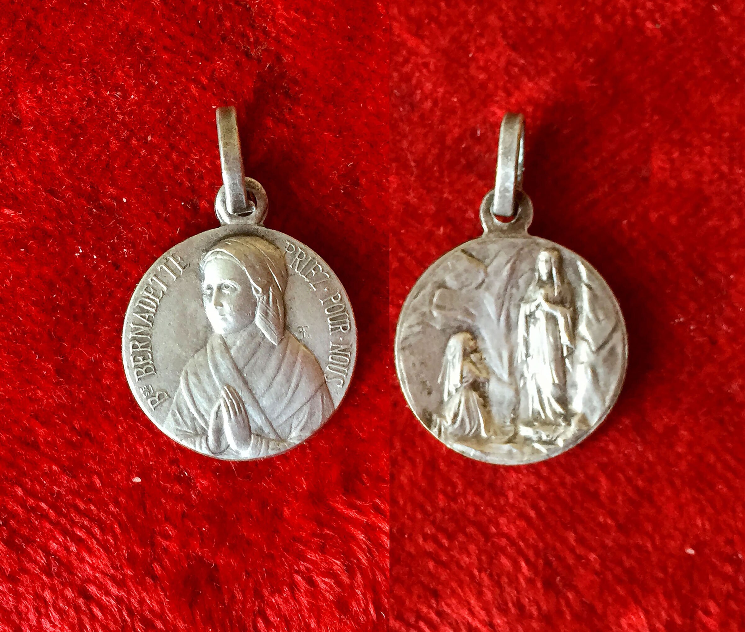 Médaille Vintage Sainte Bernadette Soubirous Lourdes Pendentif Médaillon Charme de Saints Catholique