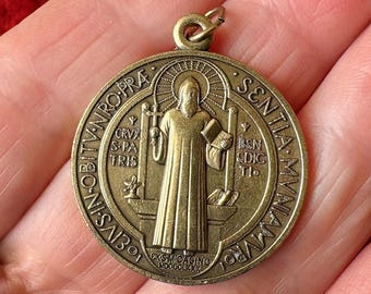 Pingente vintage grande de São Bento, medalha de São Bento com cruz de São Bento, pingente católico de proteção, presente de padroeiro