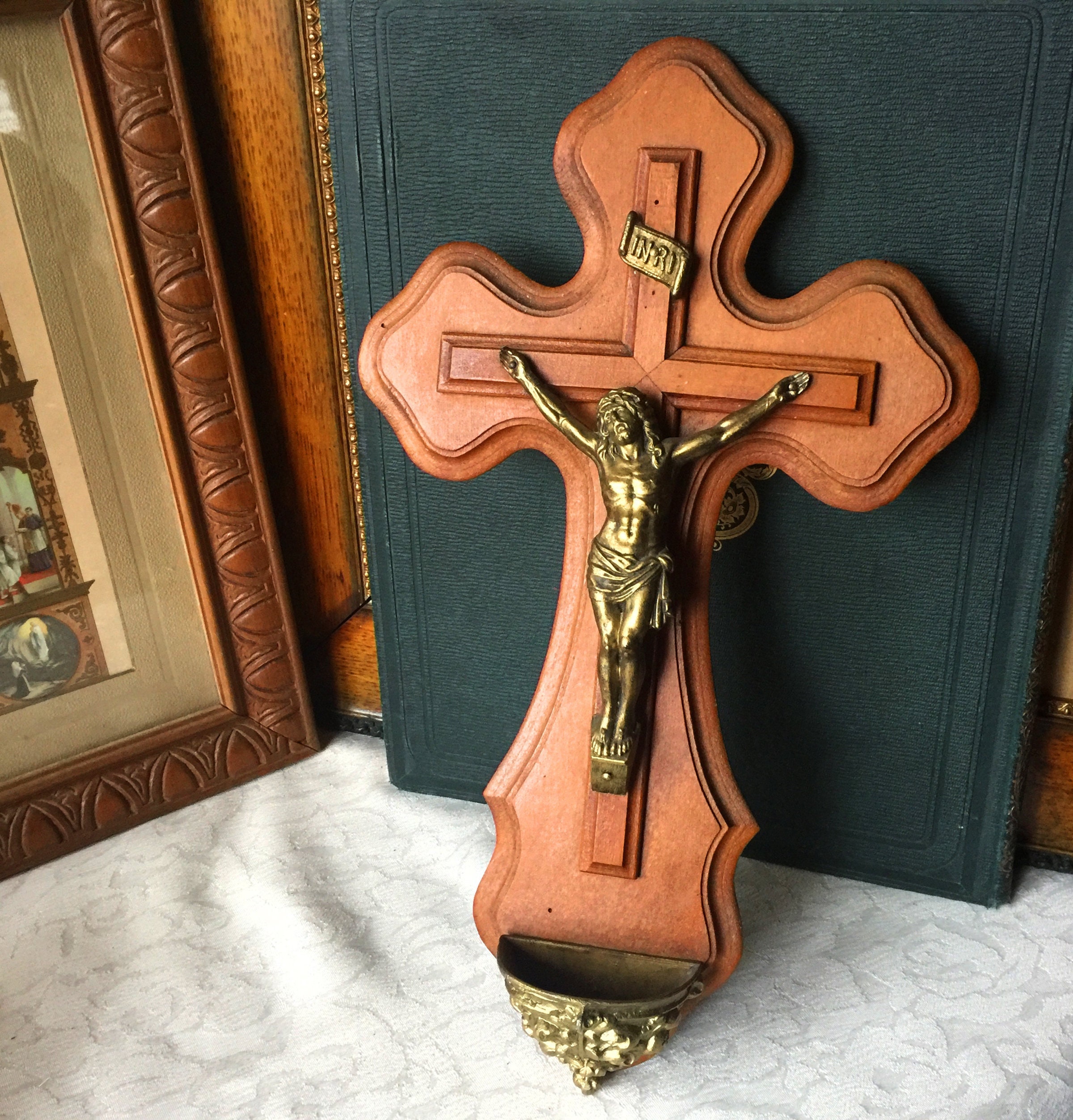 Croix Crucifix Mural Vintage Français en Bois avec Bénitier, Christ Régule Métal Doré, Croix Ancienn