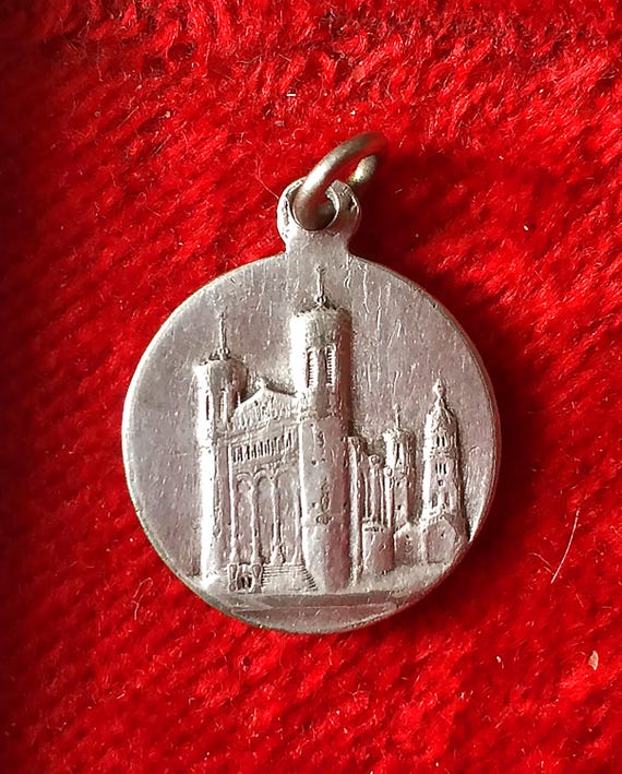 Vintage French Virgin Mary pendant of Our Lady of Fou… - Gem