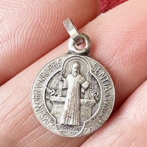 Médaille religieuse catholique vintage en bon état