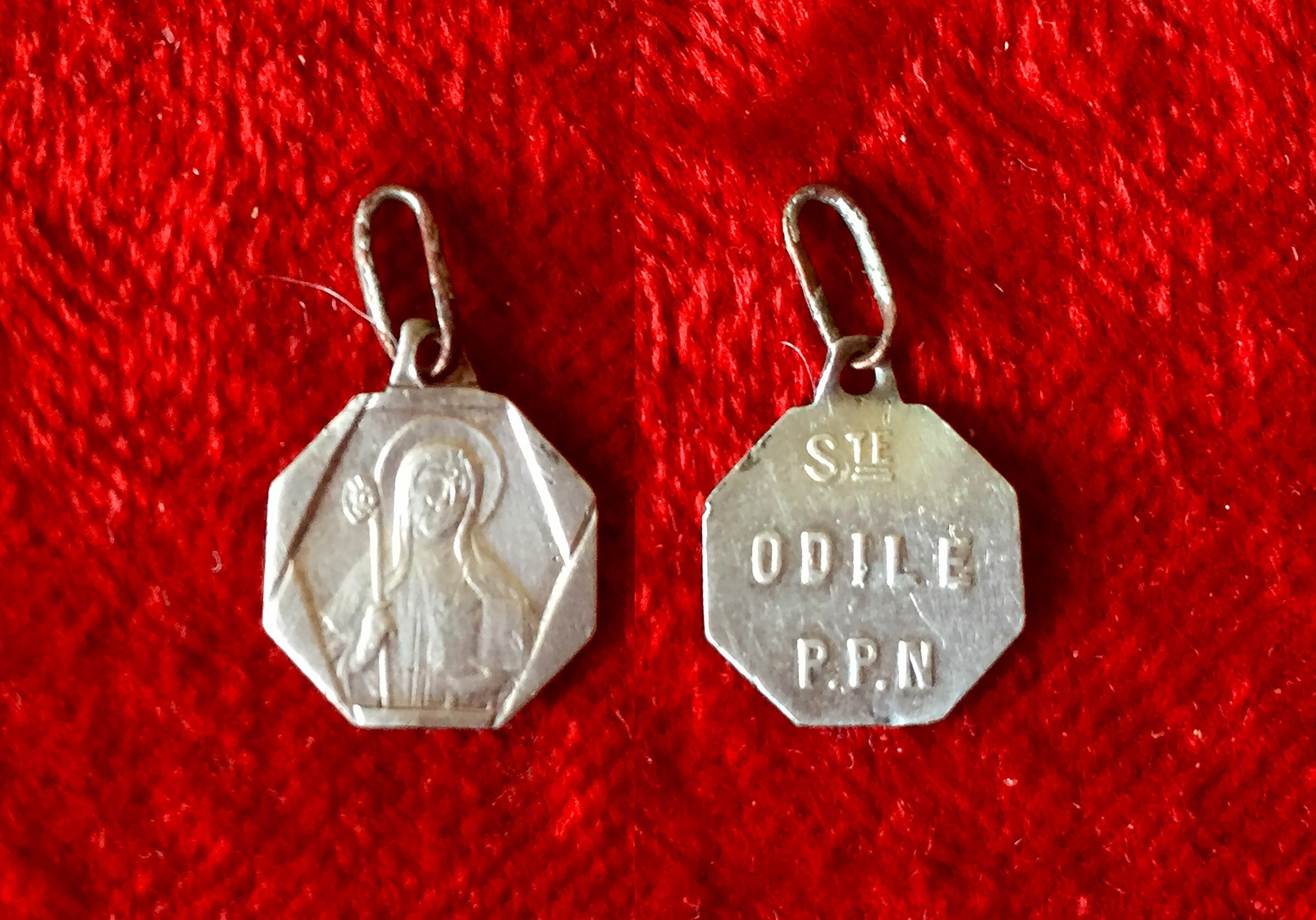Médaille Sainte Odile Ancien Français Médaille de Saints Métal Argenté Pendentif Religieux Vintage C